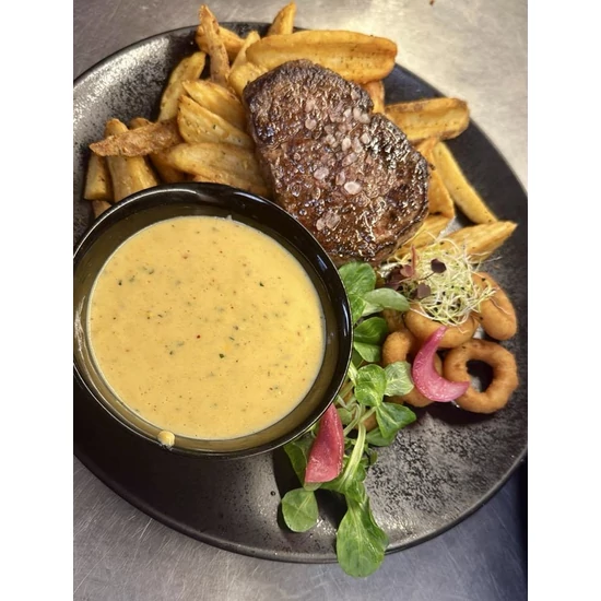 Bélszín steak crispy burgonyával, chilis cheddar mártással és rántott hagymakarikával